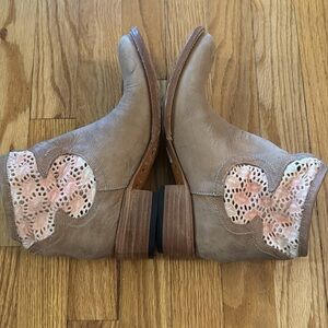 Freebird 7 CBCRO Tan Leather Ankle Boots Lace Detail purposely distressed VGUC
